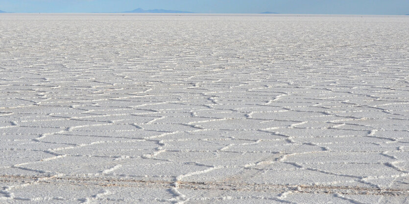 Blick auf den größten Salzsee der Welt, den Salar de Uyuni, im bolivianischen Hochland