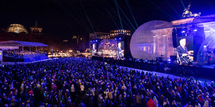 Abschlussparty 30 Jahre Mauerfall vor dem Brandenburger Tor