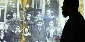 Ein schwarz-weiß Familienproträt einer jüdischen Familie aus dem polnisch-litauischen Grenzgebiet