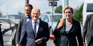 Olaf Scholz und Klara Geywitz auf dem Weg zur Bundespressekonferenz im August