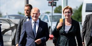 Olaf Scholz und Klara Geywitz auf dem Weg zur Bundespressekonferenz im August