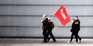 Demonstranten der Partei die Linke, Linkspartei, mit Roter Fahne unteregs