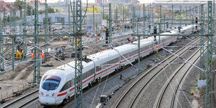 Ein ICE passiert eine Baustelle vor dem Hauptbahnhof Leipzig