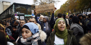 Eine Demonstrantin hält während eines Protestes gegen Islamfeindlichkeit ein Schild mit der Aufschrift "ensemble contre l'islamophobie" (Gemeinsam gegen Islamfeindlichkeit).