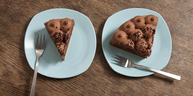 Zu sehen sind zwei Teller mit Kuchenstücken. Das Kuchenstück auf dem linken Teller ist deutlich kleiner.