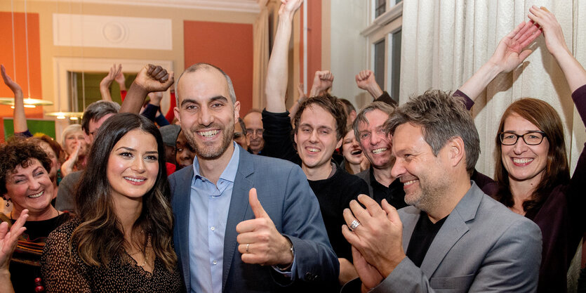 Belit Onay, Spitzenkandidat bei der Oberbürgermeisterwahl, freut sich mit seiner Frau Derya und Bundesvorsitzendem Robert Habeck