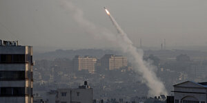 Eine Rakete fliegt über Gaza
