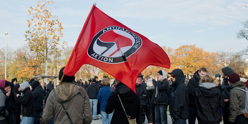 Antifa-Flagge bei einer bei der Demonstration 2014 in Hannover