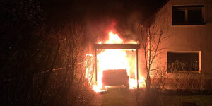 Anschlagsserie Neukölln: Das brennende Auto eines Linken-Politikers. Es steht direkt neben einem Wohnhaus und brennt lichterloh.