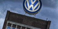 Hochhaus der Volkswagen Zentrale mit VW-Logo auf dem Dach, gekippt fotografiert