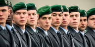 Rekrutinnen und Rekruten der Bundeswehr stehen beim großen öffentlichen Gelöbnis von Bundeswehrsoldaten vor dem Reichstagsgebäude in Berlin