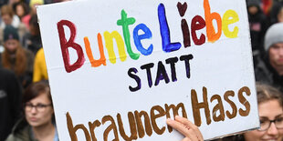 Plakat mir der Aufschrift "bunte Liebe statt brauner Hass"