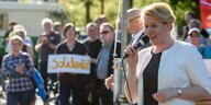 Familienministerin Giffey spricht bei einer Demonstration gegen rechten Terror in Halle