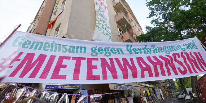 Transparent gegen Mietenwahnsinn vor einem Haus