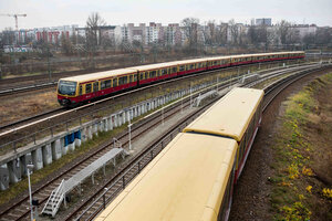 S-Bahnwaggons auf der Schiene unterwegs S-Bahnwaggons auf der Schiene unterwegs