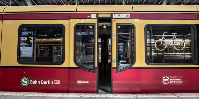 Der Eingang eines S-Bahnwaggons in einem Bahnhof