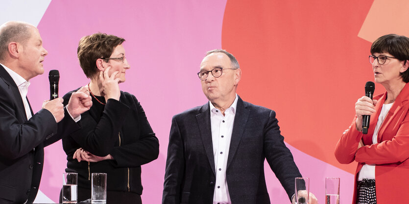 Olaf Scholz, Klara Geywitz , Walter-Borjans und Saskia Esken diskutieren miteinander.