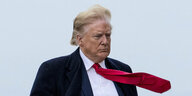 Donald Trump mit vom Wind verwhter Krawatte.