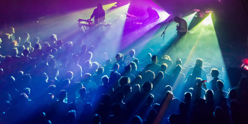 Auftritt einer Band im Scheinwerferlicht.