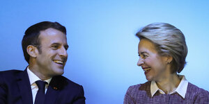 Emmanuel Macron, Präsident von Frankreich, spricht mit Ursula von der Leyen designierte Präsidentin der Europäischen Kommission, beide lachen.