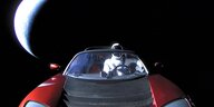 Ein Auto der Marke Tesla Roadster mit dem Astronauten-Dummy Starman fliegt durch das All
