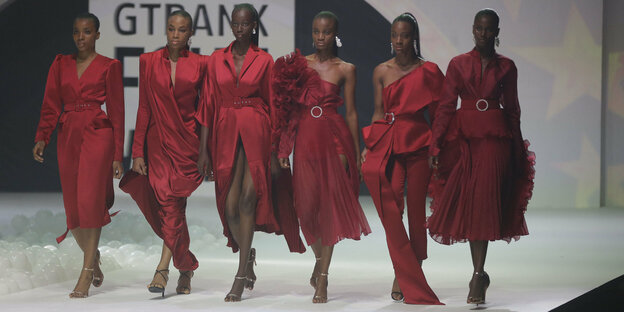 Rotgekleidete Models auf einem Laufsteg in Lagos, Nigeria