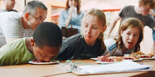 Kinder essen ohne Hände Zeug von Papptellern