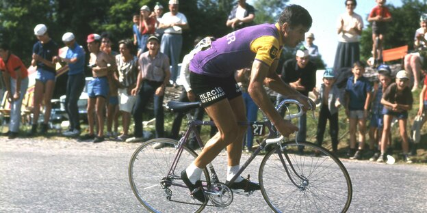 Radrennfahrer Poulidor wird 1965 auf seinem Rennrad von jubelnder Masse angefeuert