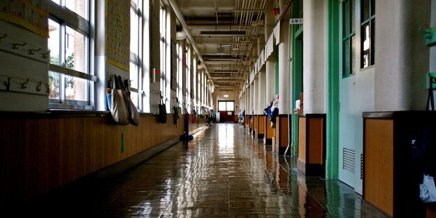 Ein leerer Flur in einer Schule