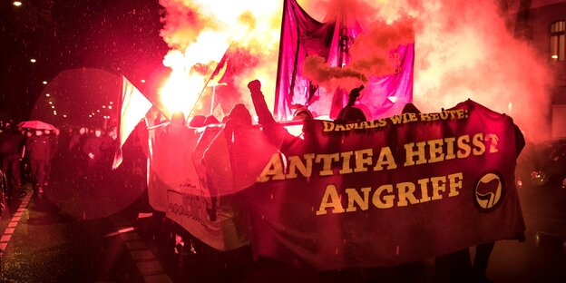 "Antifa heisst Angriff" Transparent in der Silvio-meier-Demo 2017.