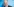 Mann vor baluer Wand