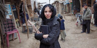 Die Musikerin PJ Harvey ist auf einem Markt in Afghanistan zu sehen.