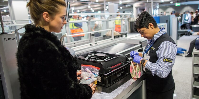 Eine Mitarbeiterin von Kötter Security bei der Sicherheitskontrolle am Flughafen Düsseldorf.