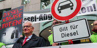 DUH-Bundesgeschäftsführer Jürgen Resch steht neben einem Plakat mit dem Titell: „Diesel Abgase töten“