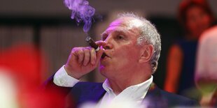 Uli Hoeneß mit Zigarre.