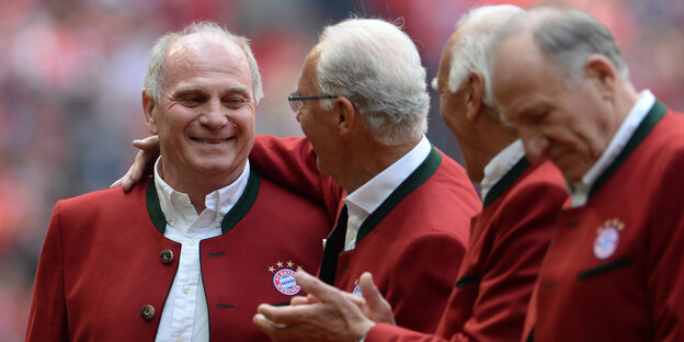 Mehrere ältere Herren in roten Jacken, unter ihnen Uli Hoeneß Mehrere ältere Herren in roten Jacken, unter ihnen Uli Hoeneß