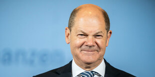 Finanzminister Olaf Scholz freut sich.