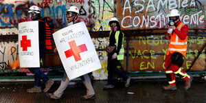 SanitäterInnen bei einer Demonstration in Santiago in Chile.