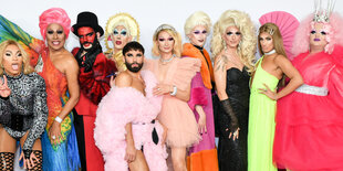 ie Sängerin Conchita Wurst (M) und die teilnehmenden Dragqueens stehen bei der Premiere der neuen Show «Queen of Drags» von ProSieben auf dem roten Teppich.