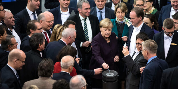 Bundeskanzlerin Angela Merkel und weitere Abgeordnete im Bundestag.
