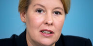 Franziska Giffey (SPD), Bundesministerin für Familie, Senioren, Frauen und Jugend, gibt eine Pressekonferenz.