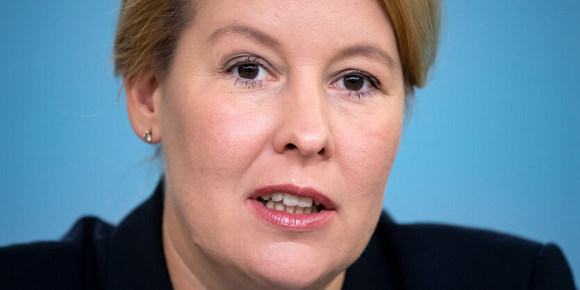 Franziska Giffey (SPD), Bundesministerin für Familie, Senioren, Frauen und Jugend, gibt eine Pressekonferenz.