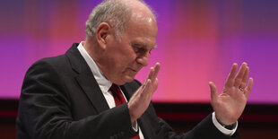 Uli Hoeneß hebt beschwichtigend die Hände.