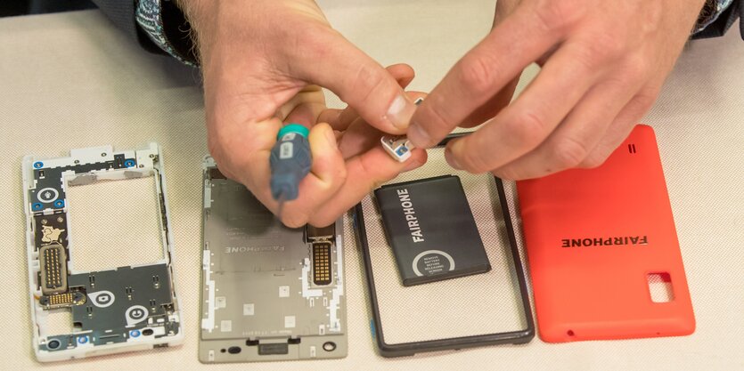 Ein aufgeschraubtes Fairphone