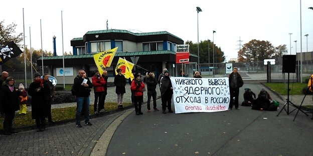 Demonstranten vor der Urananreicherungsanlage in Gronau