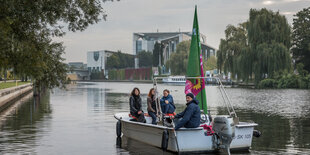 Menschen steuern ein Boot