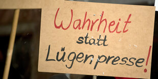 Pappschildchen mit der Pegida-Aufschrift "Wahrheit statt Lügenpresse"