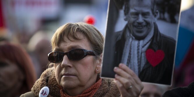 Demonstrantin hält Foto von Vaclav Havel