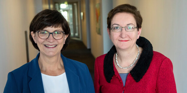 Zwei SPD Frauen stehen nebeneinander
