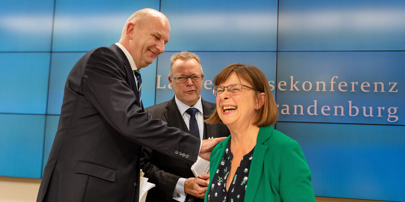 Dietmar Woidke (l, SPD), Ministerpräsident von Brandenburg, Ursula Nonnemacher, Fraktionsvorsitzende von Bündnis 90/Die Grünen in Brandenburg, und Michael Stübgen, Landesvorsitzender von CDU Brandenburg, unterhalten nach einer Pressekonferenz zur Vorstell